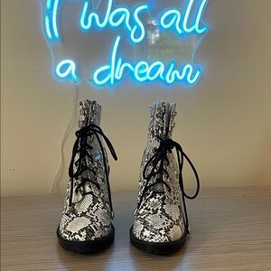 SO me Size  6 black and white snakeskin Lace-Up Ankle Boots